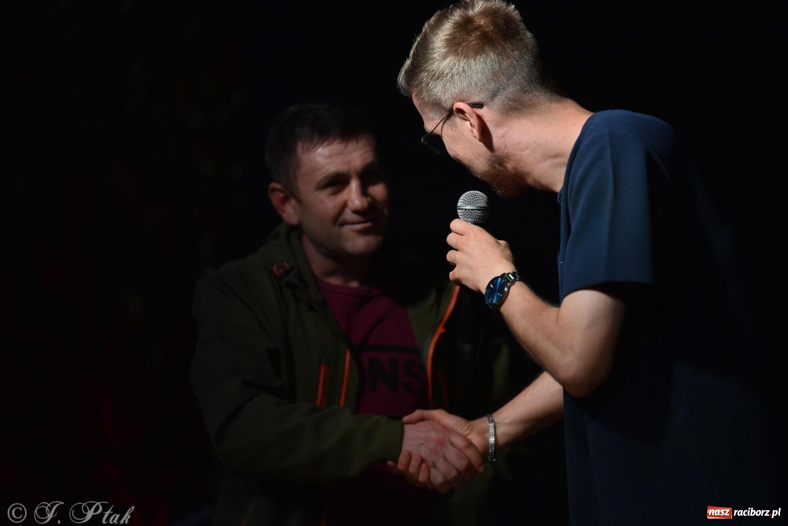 Zdjęcie w galerii na portalu naszraciborz.pl: Mikser, Skaza i świetlne miecze w parku im. Miasta Roth [FOTO i WIDEO] wiadomości z regionu