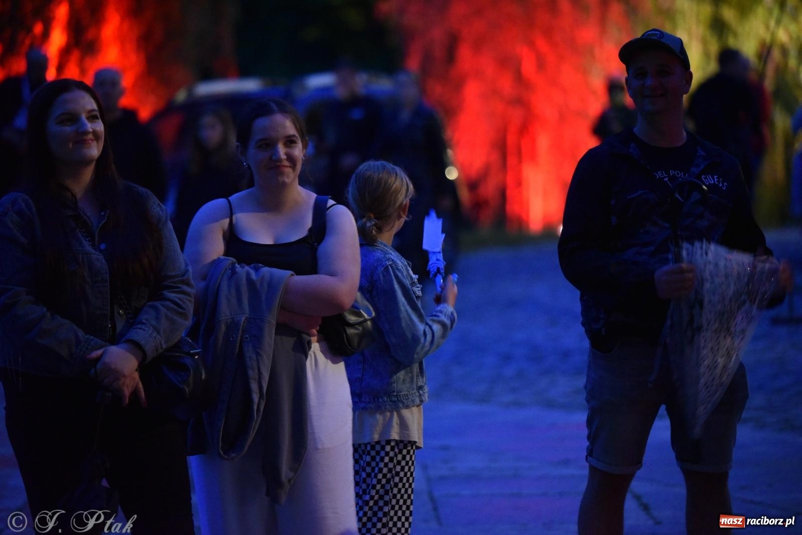 Zdjęcie w galerii na portalu naszraciborz.pl: Mikser, Skaza i świetlne miecze w parku im. Miasta Roth [FOTO i WIDEO] wiadomości z regionu