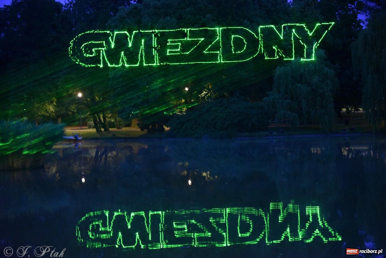 Zdjęcie w galerii na portalu naszraciborz.pl: Mikser, Skaza i świetlne miecze w parku im. Miasta Roth [FOTO i WIDEO] wiadomości z regionu