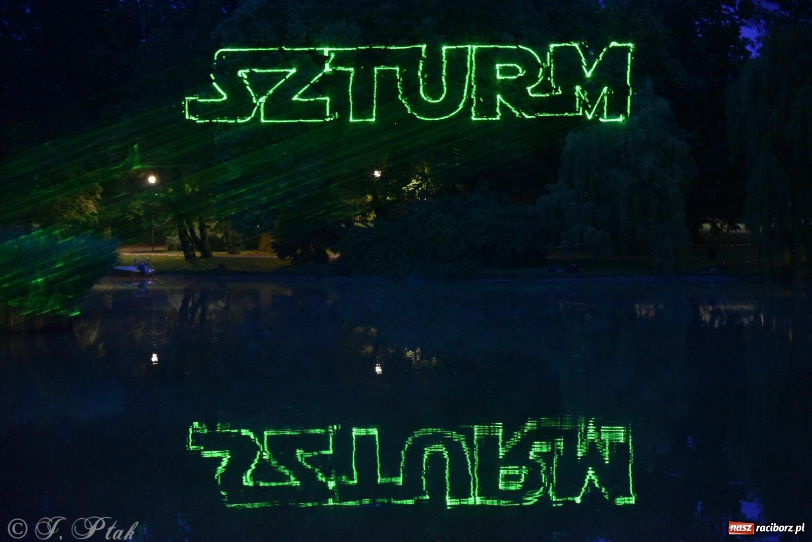 Zdjęcie w galerii na portalu naszraciborz.pl: Mikser, Skaza i świetlne miecze w parku im. Miasta Roth [FOTO i WIDEO] wiadomości z regionu