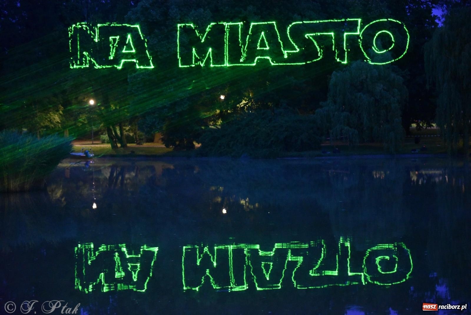 Zdjęcie w galerii na portalu naszraciborz.pl: Mikser, Skaza i świetlne miecze w parku im. Miasta Roth [FOTO i WIDEO] wiadomości z regionu