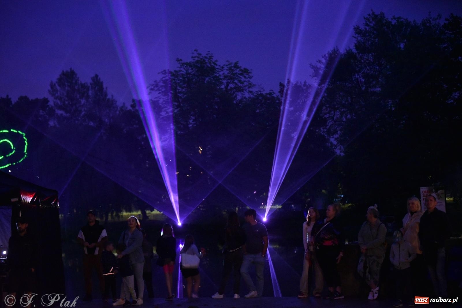 Zdjęcie w galerii na portalu naszraciborz.pl: Mikser, Skaza i świetlne miecze w parku im. Miasta Roth [FOTO i WIDEO] wiadomości z regionu