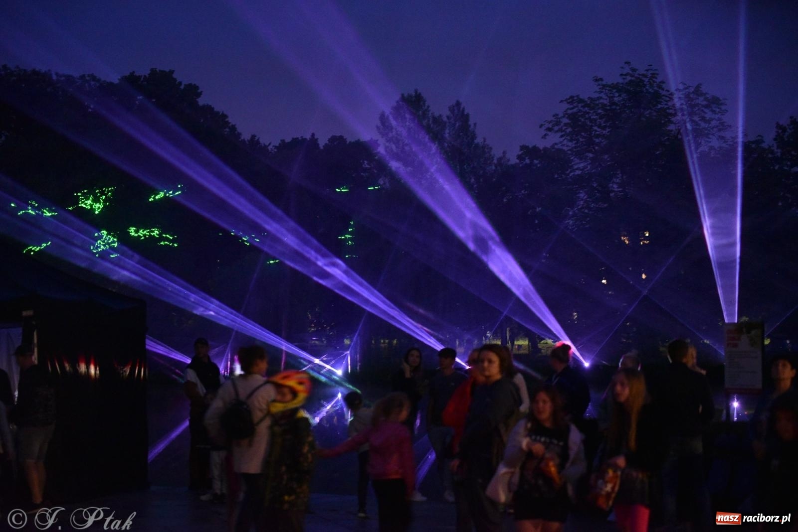Zdjęcie w galerii na portalu naszraciborz.pl: Mikser, Skaza i świetlne miecze w parku im. Miasta Roth [FOTO i WIDEO] wiadomości z regionu