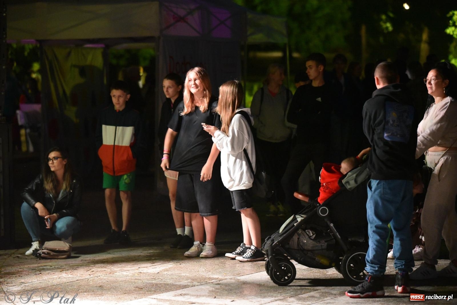 Zdjęcie w galerii na portalu naszraciborz.pl: Mikser, Skaza i świetlne miecze w parku im. Miasta Roth [FOTO i WIDEO] wiadomości z regionu