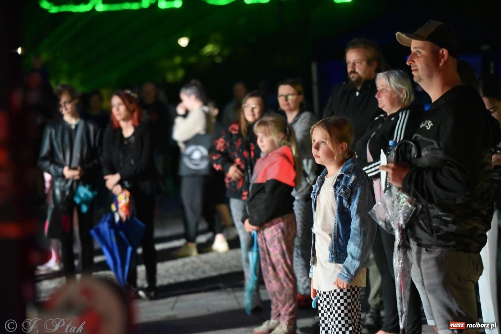 Zdjęcie w galerii na portalu naszraciborz.pl: Mikser, Skaza i świetlne miecze w parku im. Miasta Roth [FOTO i WIDEO] wiadomości z regionu