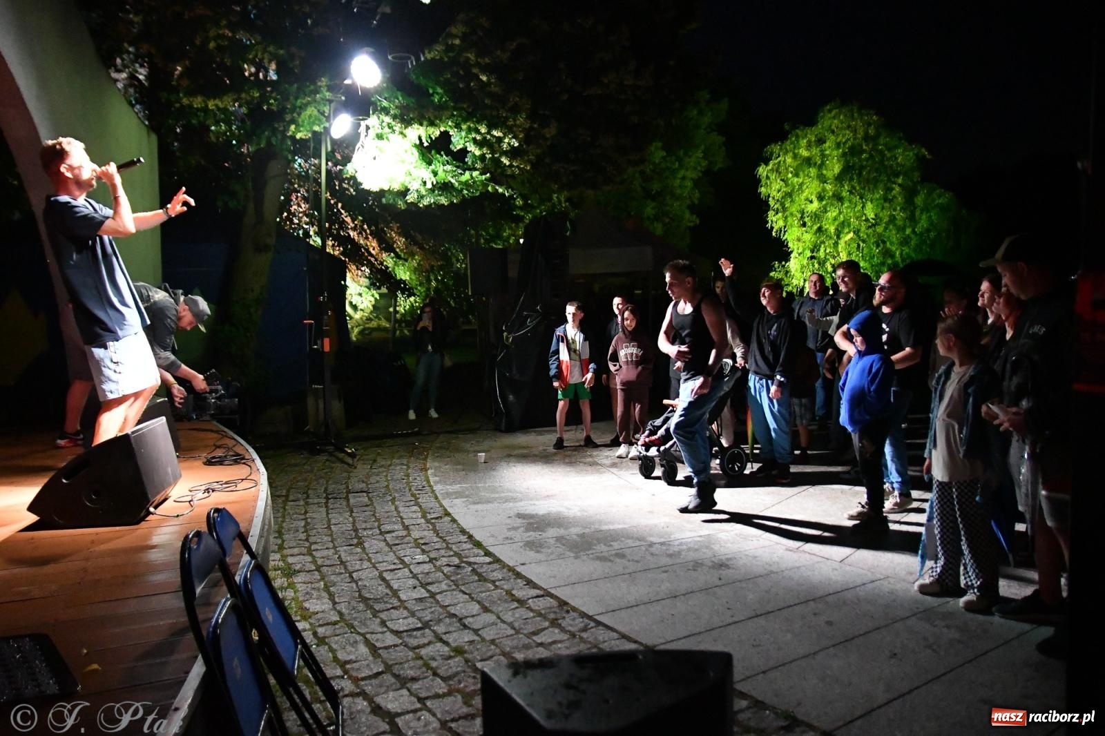 Zdjęcie w galerii na portalu naszraciborz.pl: Mikser, Skaza i świetlne miecze w parku im. Miasta Roth [FOTO i WIDEO] wiadomości z regionu