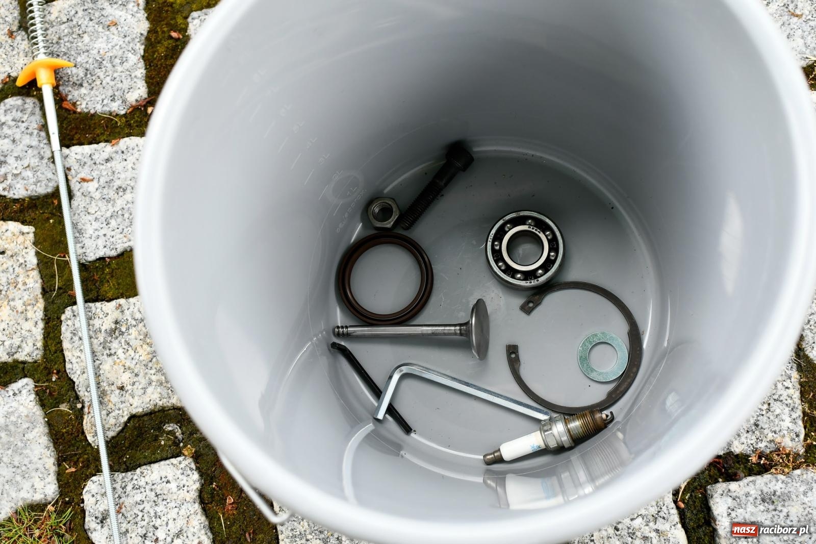 Zdjęcie w galerii na portalu naszraciborz.pl: Historia motoryzacji na krzanowickim ryneczku [FOTO i WIDEO] wiadomości z regionu