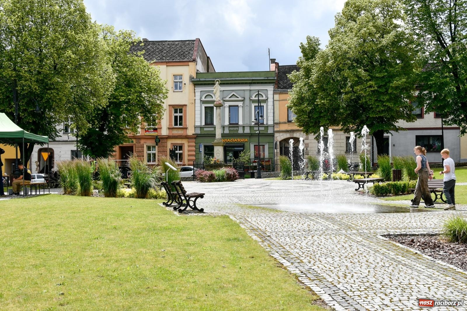 Zdjęcie w galerii na portalu naszraciborz.pl: Historia motoryzacji na krzanowickim ryneczku [FOTO i WIDEO] wiadomości z regionu