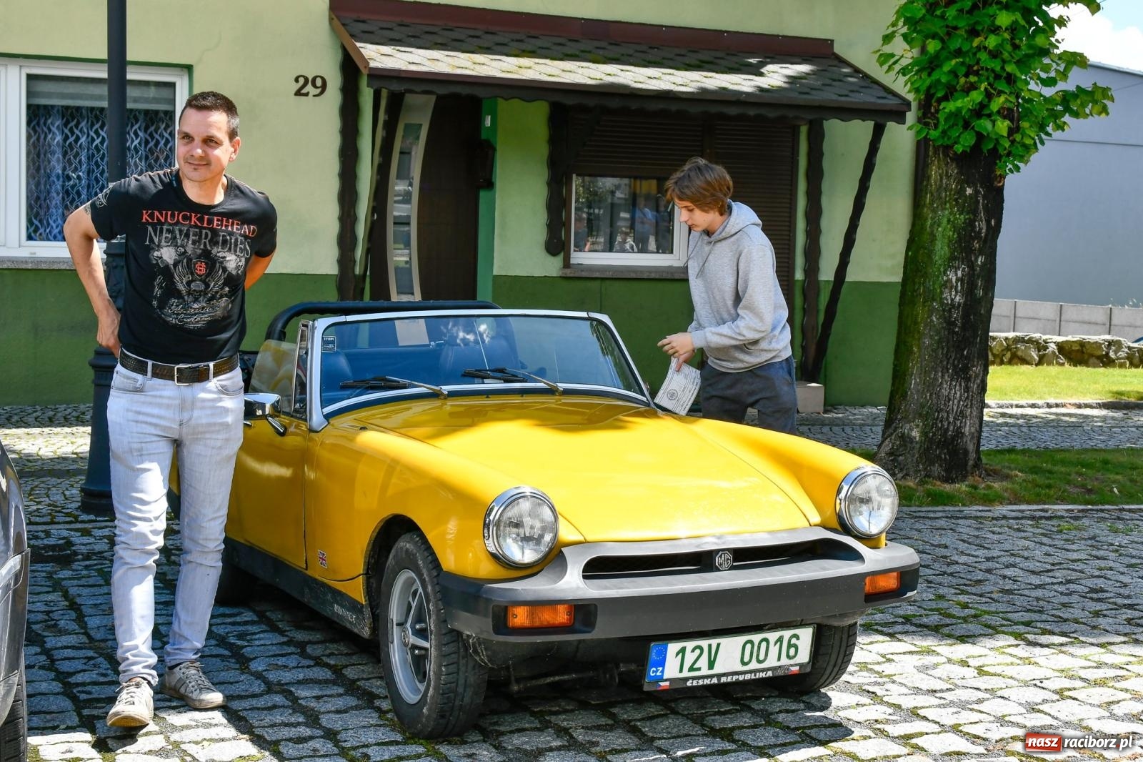 Zdjęcie w galerii na portalu naszraciborz.pl: Historia motoryzacji na krzanowickim ryneczku [FOTO i WIDEO] wiadomości z regionu