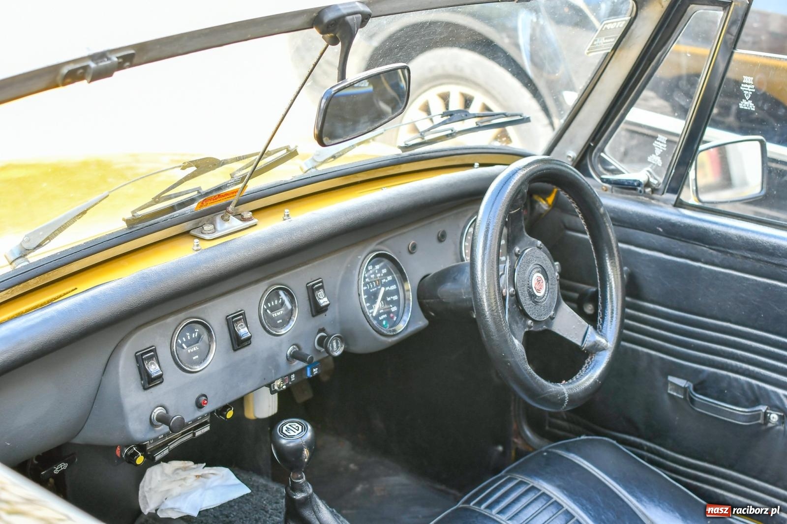 Zdjęcie w galerii na portalu naszraciborz.pl: Historia motoryzacji na krzanowickim ryneczku [FOTO i WIDEO] wiadomości z regionu