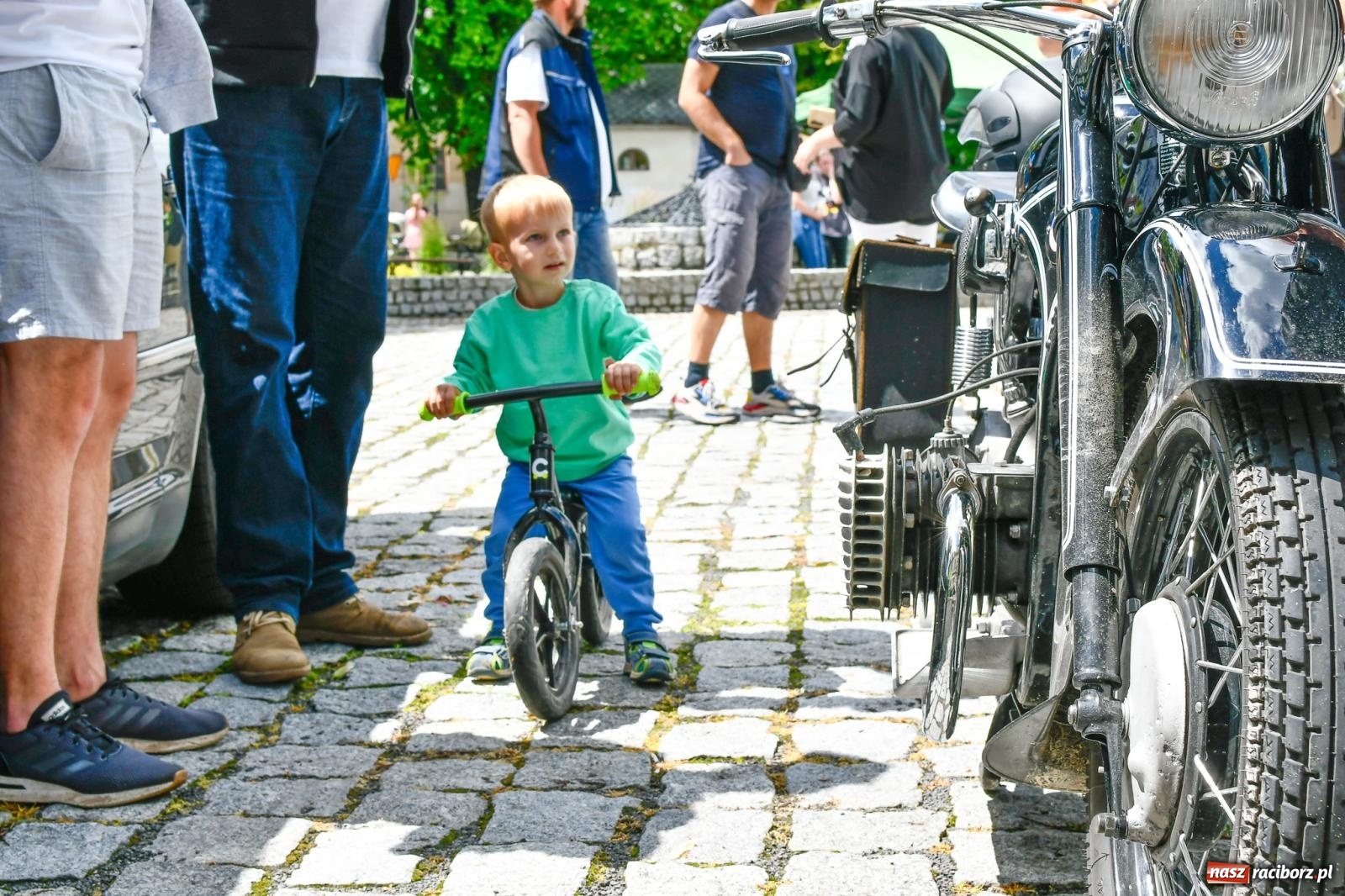 Zdjęcie w galerii na portalu naszraciborz.pl: Historia motoryzacji na krzanowickim ryneczku [FOTO i WIDEO] wiadomości z regionu