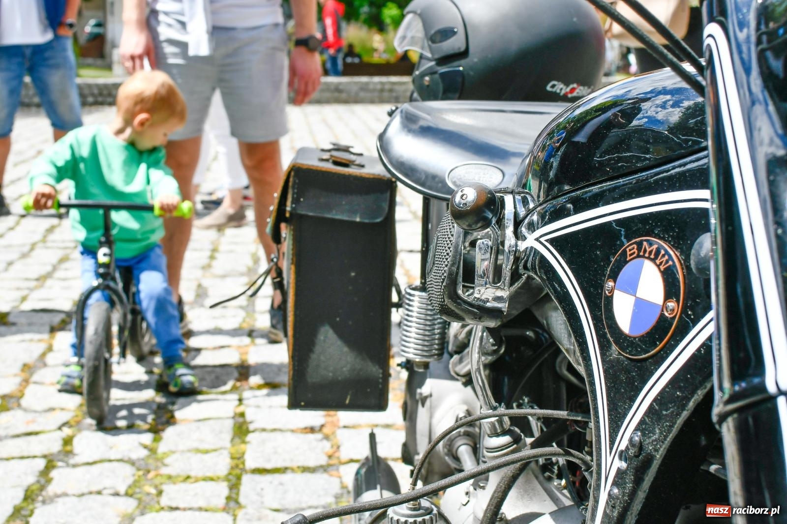Zdjęcie w galerii na portalu naszraciborz.pl: Historia motoryzacji na krzanowickim ryneczku [FOTO i WIDEO] wiadomości z regionu
