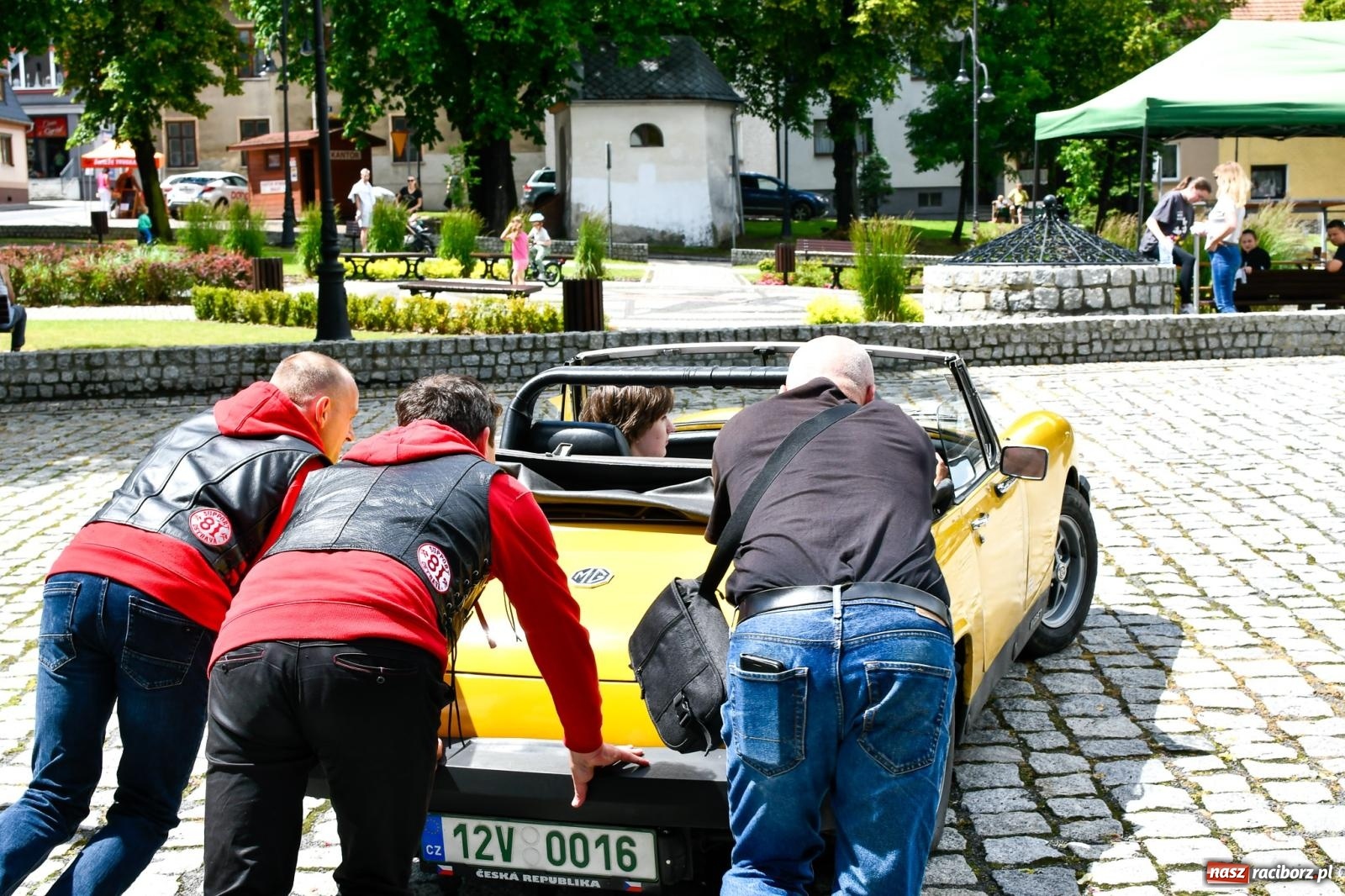 Zdjęcie w galerii na portalu naszraciborz.pl: Historia motoryzacji na krzanowickim ryneczku [FOTO i WIDEO] wiadomości z regionu