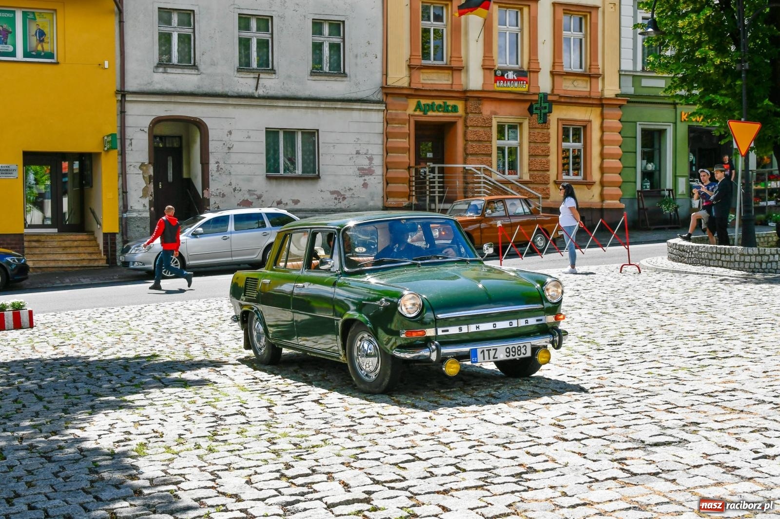 Zdjęcie w galerii na portalu naszraciborz.pl: Historia motoryzacji na krzanowickim ryneczku [FOTO i WIDEO] wiadomości z regionu