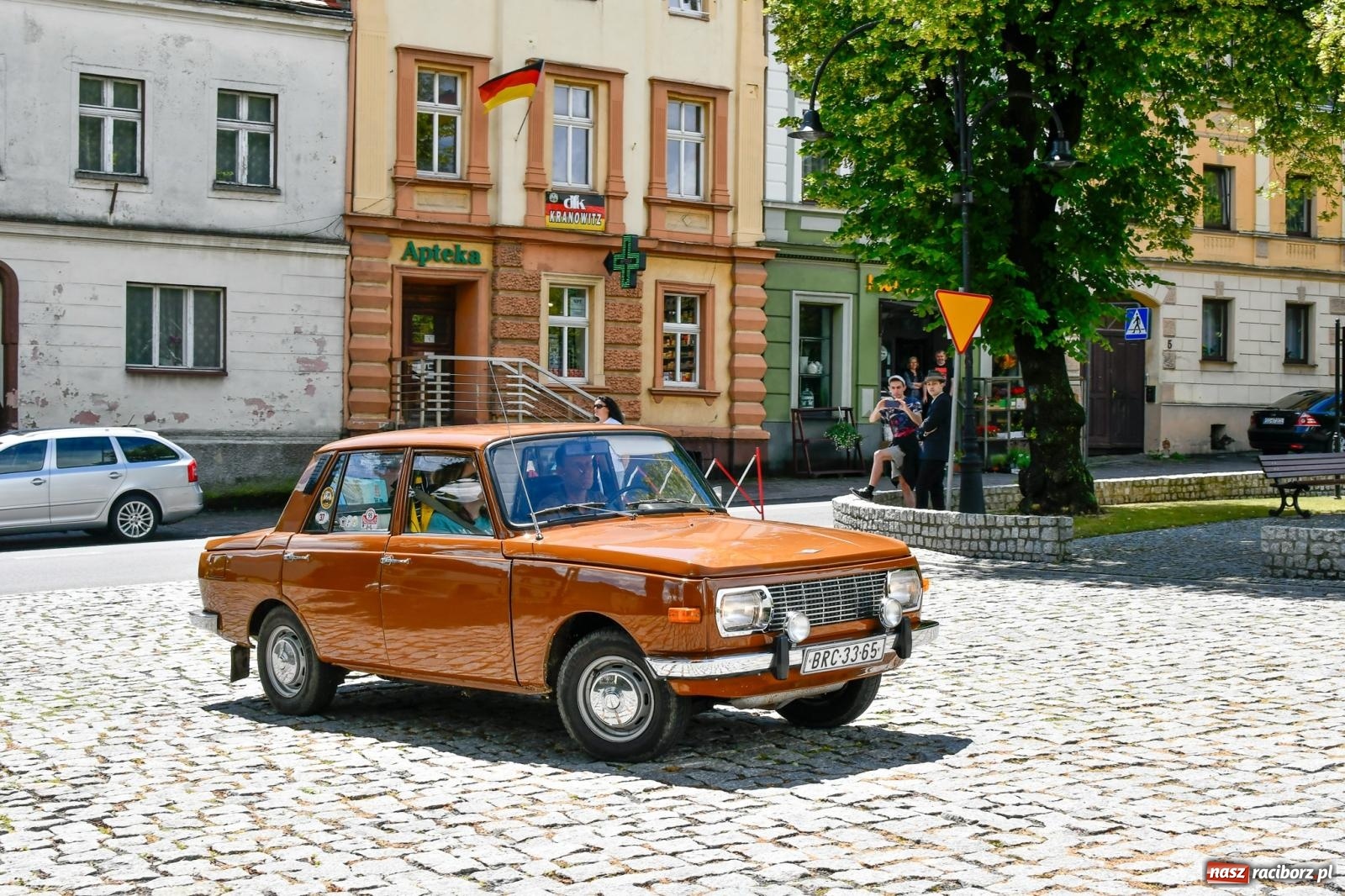 Zdjęcie w galerii na portalu naszraciborz.pl: Historia motoryzacji na krzanowickim ryneczku [FOTO i WIDEO] wiadomości z regionu