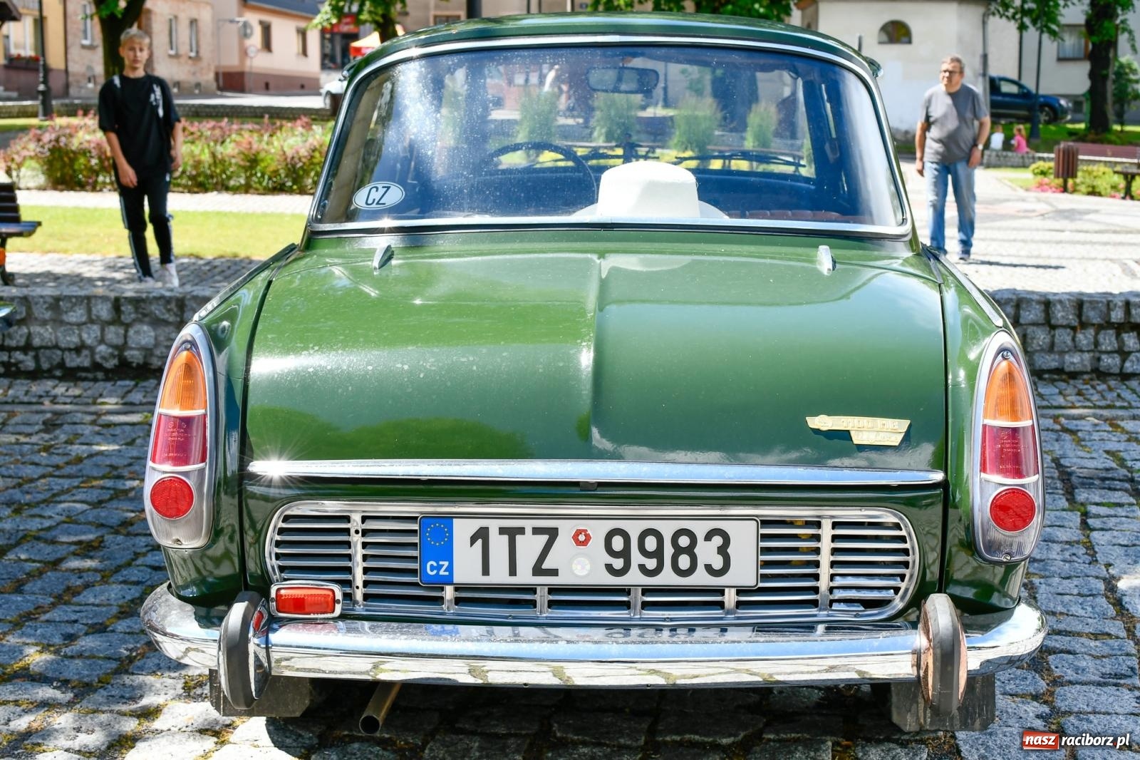 Zdjęcie w galerii na portalu naszraciborz.pl: Historia motoryzacji na krzanowickim ryneczku [FOTO i WIDEO] wiadomości z regionu