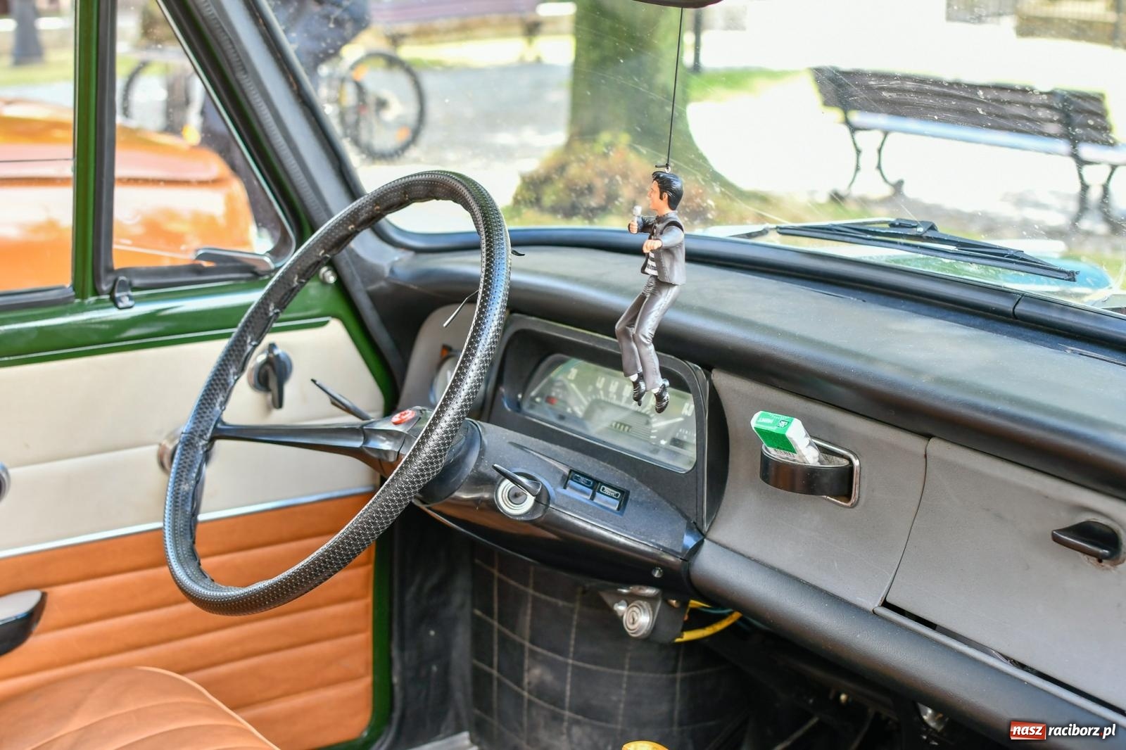 Zdjęcie w galerii na portalu naszraciborz.pl: Historia motoryzacji na krzanowickim ryneczku [FOTO i WIDEO] wiadomości z regionu