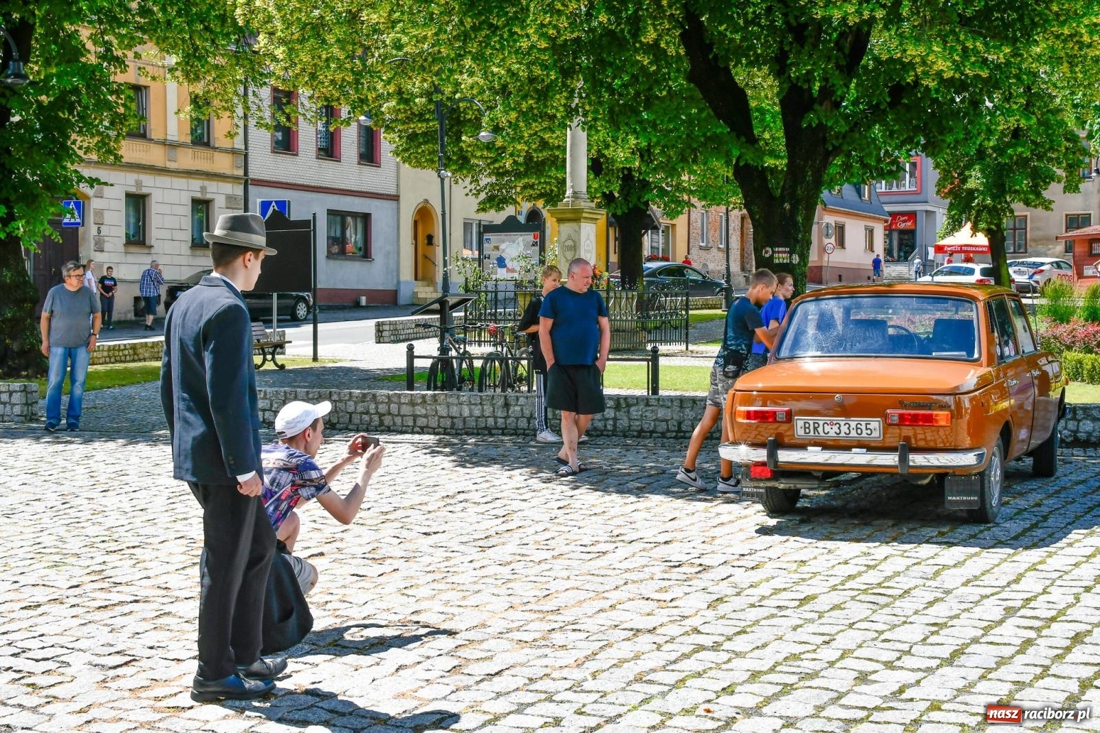 Zdjęcie w galerii na portalu naszraciborz.pl: Historia motoryzacji na krzanowickim ryneczku [FOTO i WIDEO] wiadomości z regionu