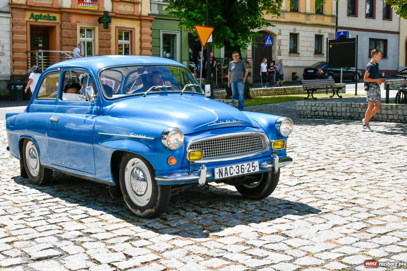 Zdjęcie w galerii na portalu naszraciborz.pl: Historia motoryzacji na krzanowickim ryneczku [FOTO i WIDEO] wiadomości z regionu