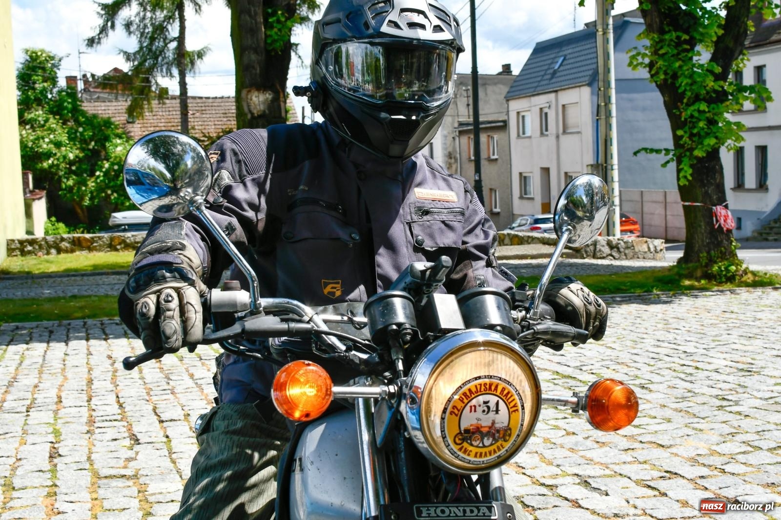 Zdjęcie w galerii na portalu naszraciborz.pl: Historia motoryzacji na krzanowickim ryneczku [FOTO i WIDEO] wiadomości z regionu
