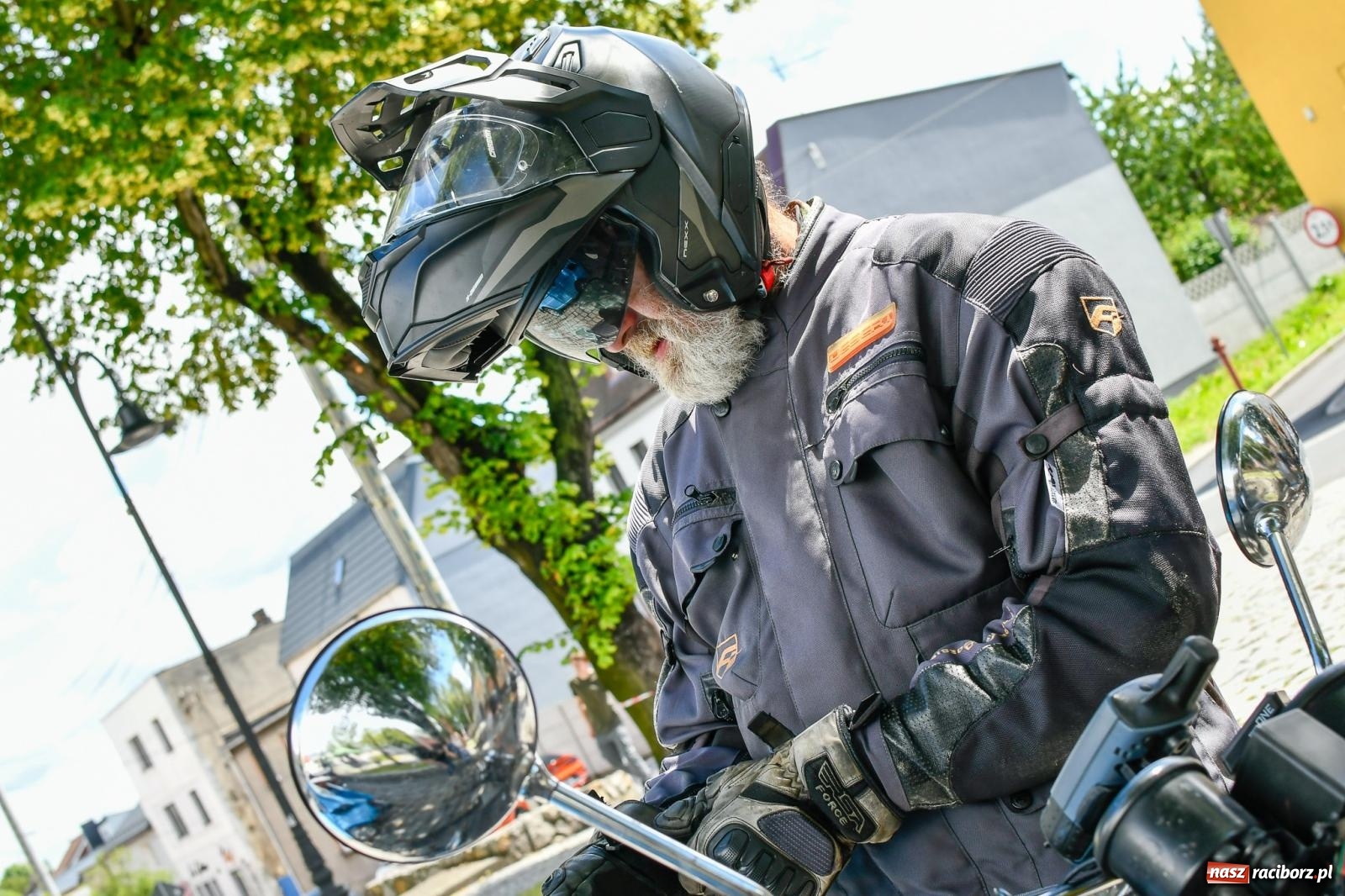 Zdjęcie w galerii na portalu naszraciborz.pl: Historia motoryzacji na krzanowickim ryneczku [FOTO i WIDEO] wiadomości z regionu