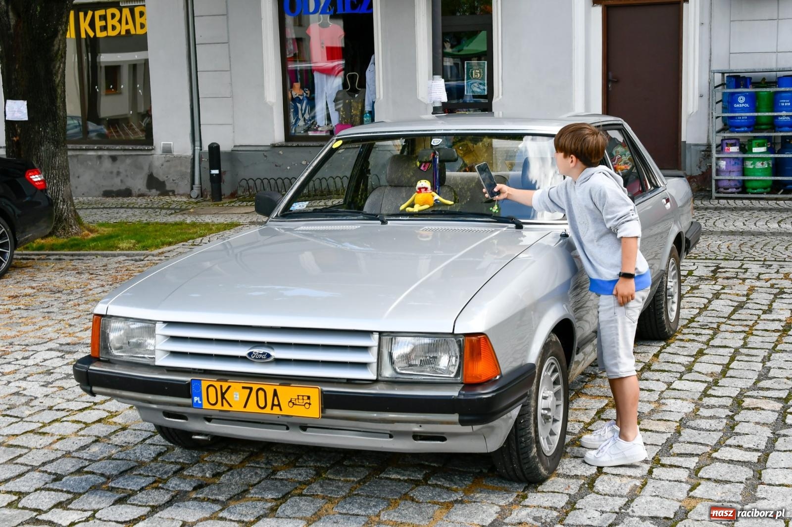 Zdjęcie w galerii na portalu naszraciborz.pl: Historia motoryzacji na krzanowickim ryneczku [FOTO i WIDEO] wiadomości z regionu