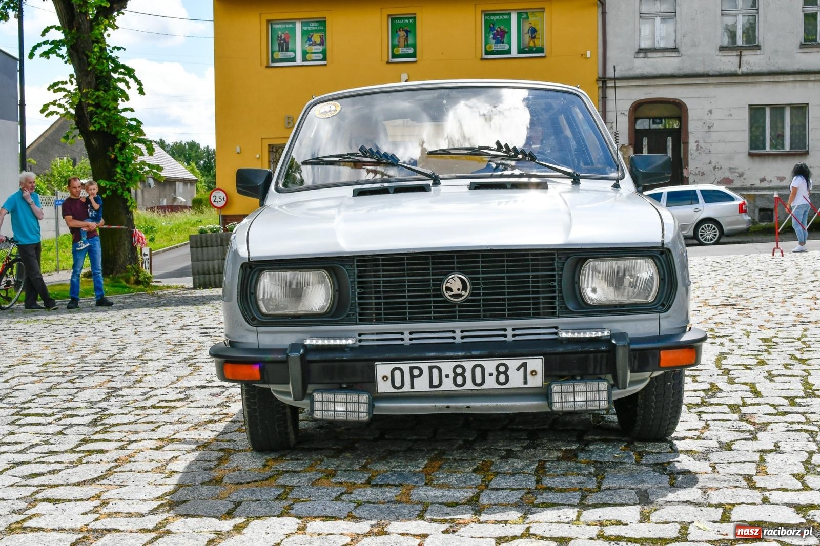 Zdjęcie w galerii na portalu naszraciborz.pl: Historia motoryzacji na krzanowickim ryneczku [FOTO i WIDEO] wiadomości z regionu