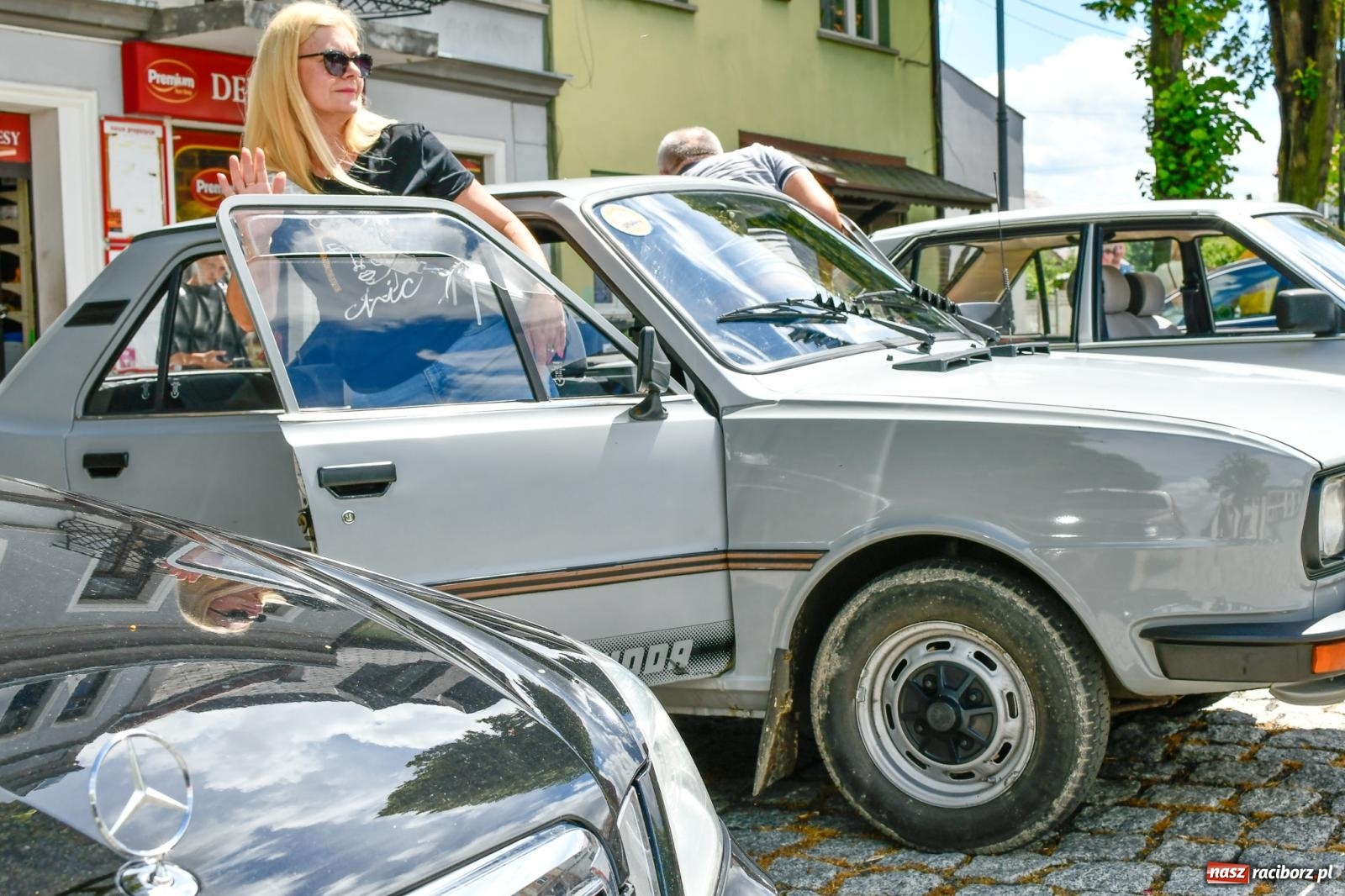 Zdjęcie w galerii na portalu naszraciborz.pl: Historia motoryzacji na krzanowickim ryneczku [FOTO i WIDEO] wiadomości z regionu
