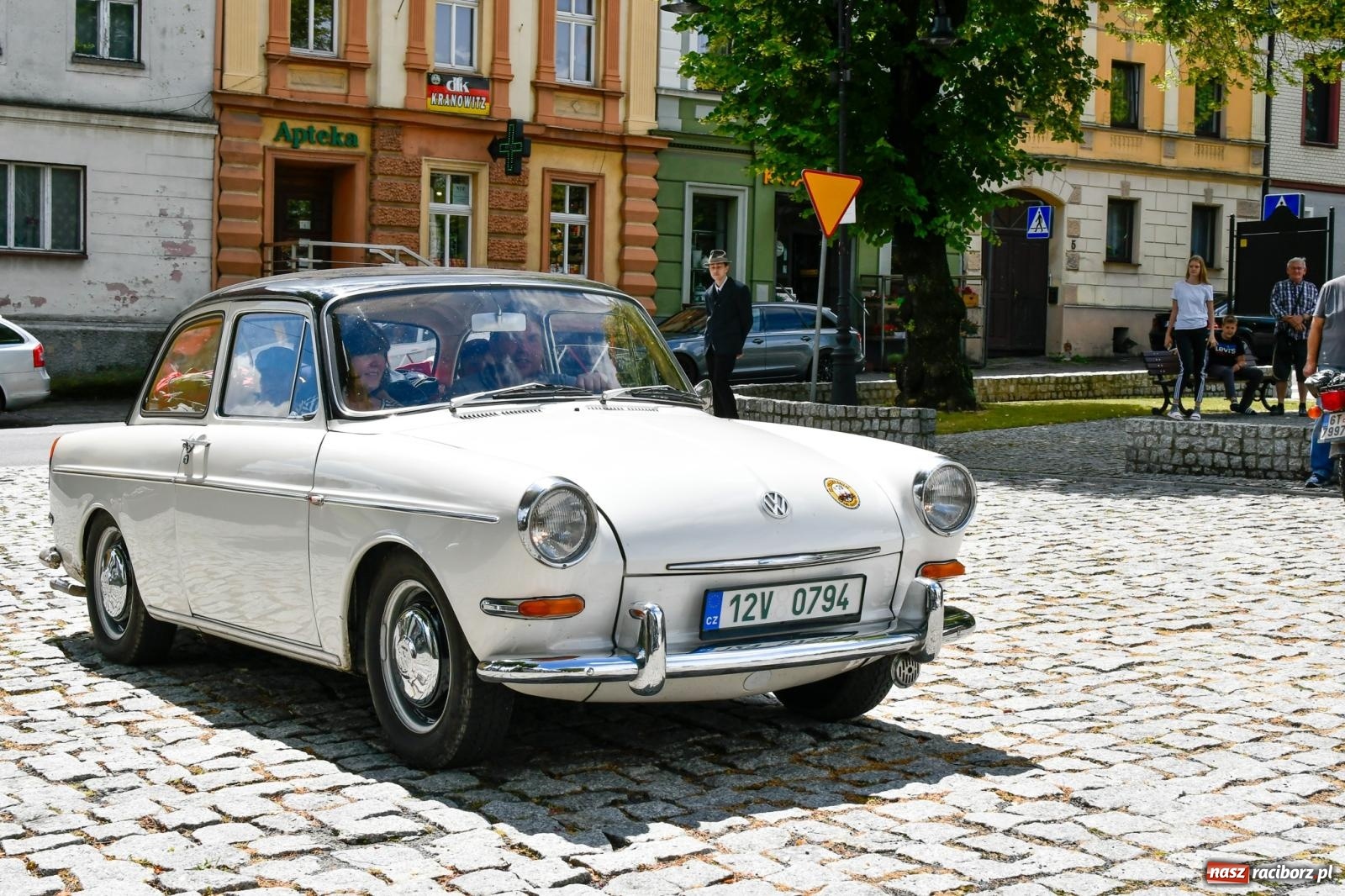 Zdjęcie w galerii na portalu naszraciborz.pl: Historia motoryzacji na krzanowickim ryneczku [FOTO i WIDEO] wiadomości z regionu