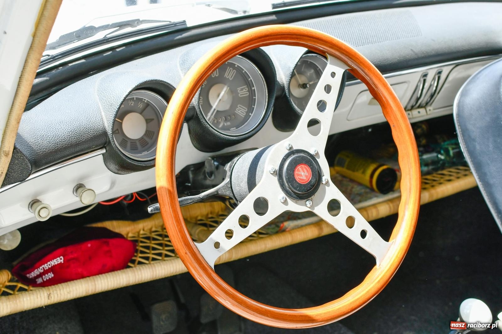 Zdjęcie w galerii na portalu naszraciborz.pl: Historia motoryzacji na krzanowickim ryneczku [FOTO i WIDEO] wiadomości z regionu