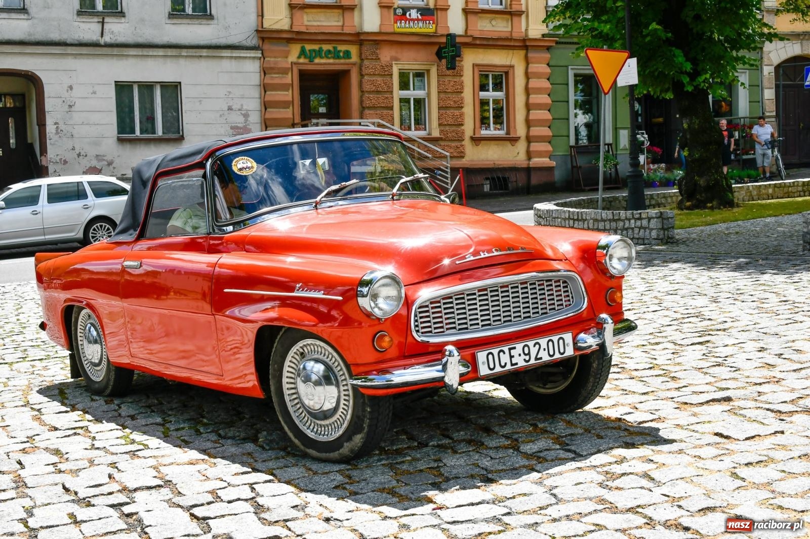 Zdjęcie w galerii na portalu naszraciborz.pl: Historia motoryzacji na krzanowickim ryneczku [FOTO i WIDEO] wiadomości z regionu