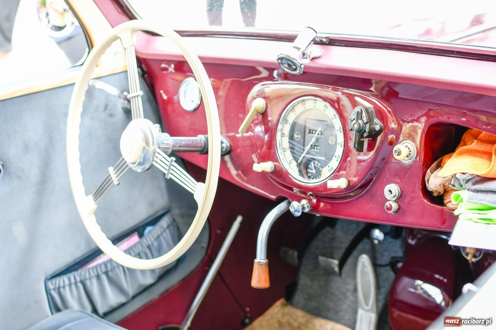 Zdjęcie w galerii na portalu naszraciborz.pl: Historia motoryzacji na krzanowickim ryneczku [FOTO i WIDEO] wiadomości z regionu