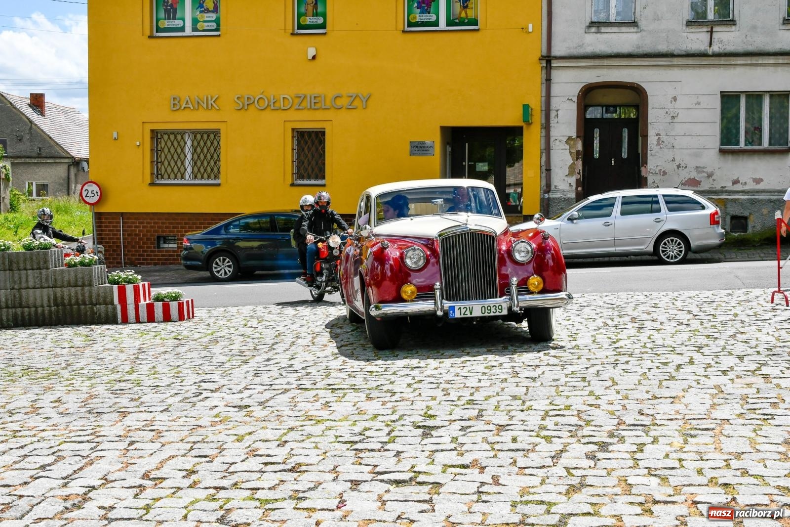 Zdjęcie w galerii na portalu naszraciborz.pl: Historia motoryzacji na krzanowickim ryneczku [FOTO i WIDEO] wiadomości z regionu