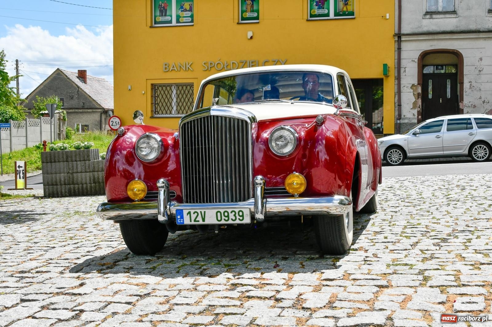 Zdjęcie w galerii na portalu naszraciborz.pl: Historia motoryzacji na krzanowickim ryneczku [FOTO i WIDEO] wiadomości z regionu
