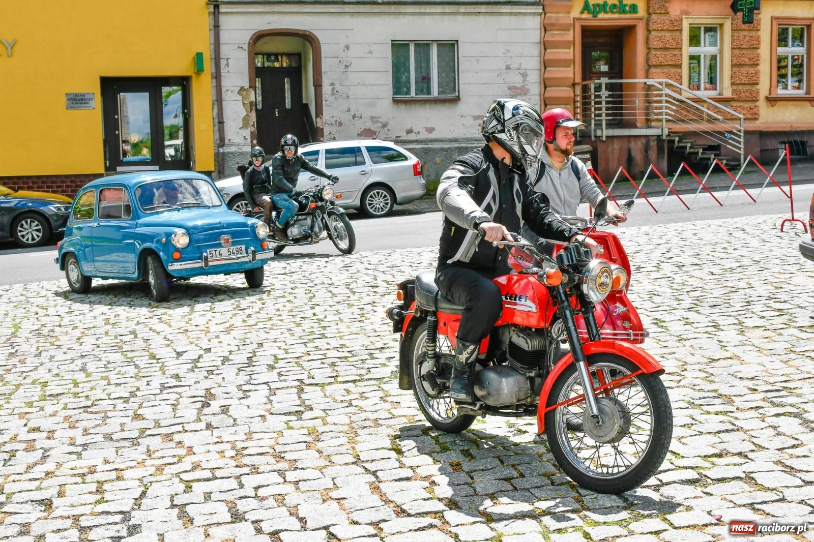 Zdjęcie w galerii na portalu naszraciborz.pl: Historia motoryzacji na krzanowickim ryneczku [FOTO i WIDEO] wiadomości z regionu