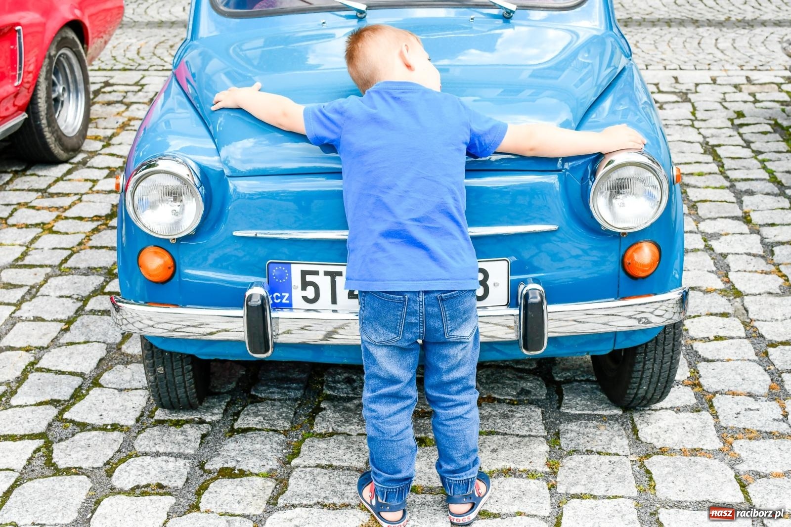 Zdjęcie w galerii na portalu naszraciborz.pl: Historia motoryzacji na krzanowickim ryneczku [FOTO i WIDEO] wiadomości z regionu