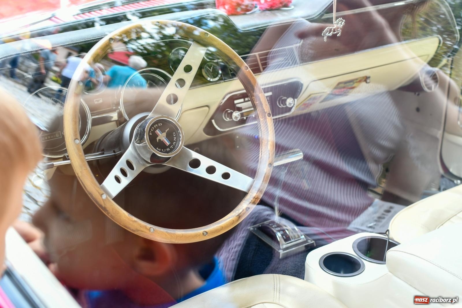 Zdjęcie w galerii na portalu naszraciborz.pl: Historia motoryzacji na krzanowickim ryneczku [FOTO i WIDEO] wiadomości z regionu