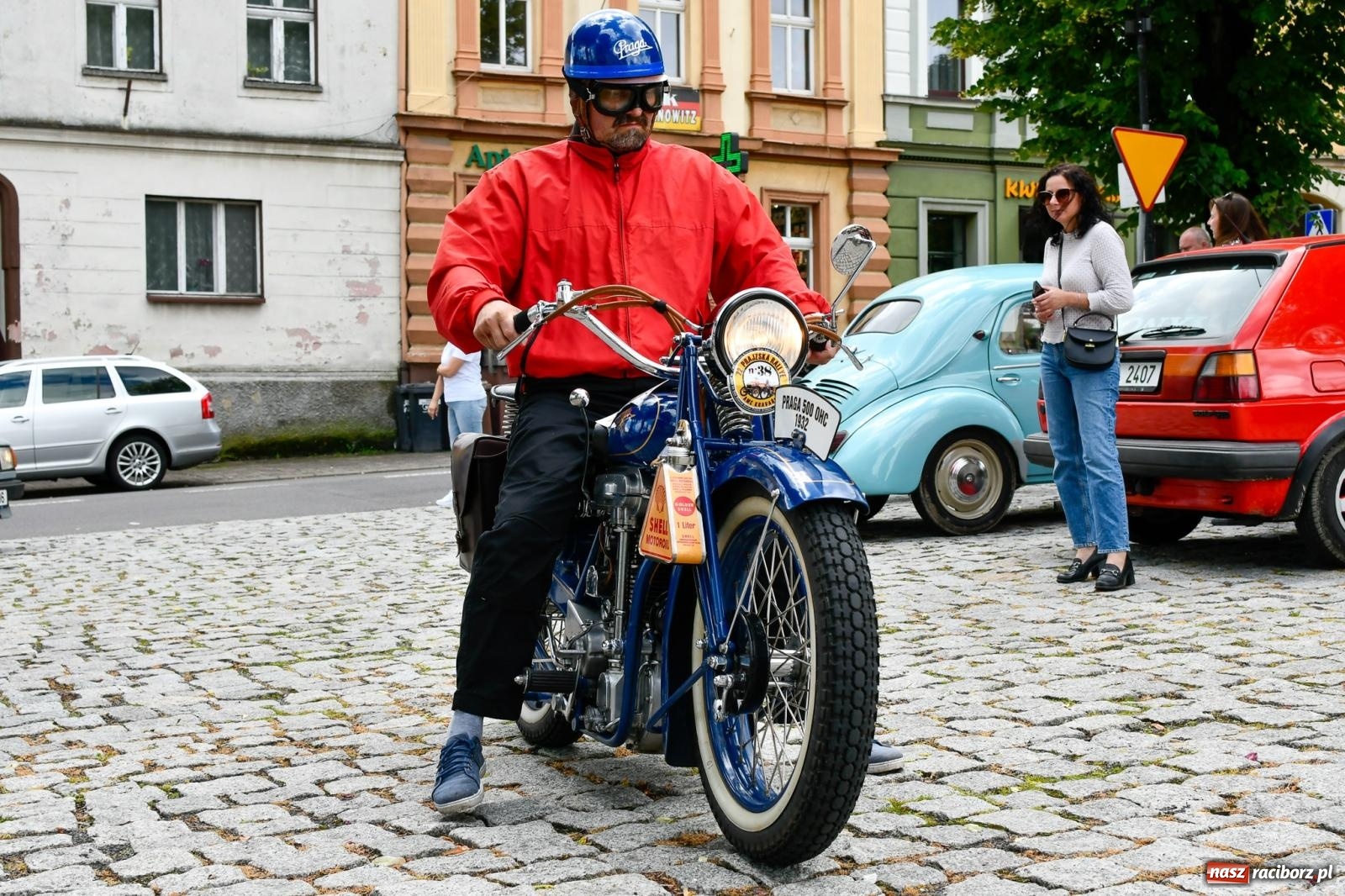 Zdjęcie w galerii na portalu naszraciborz.pl: Historia motoryzacji na krzanowickim ryneczku [FOTO i WIDEO] wiadomości z regionu