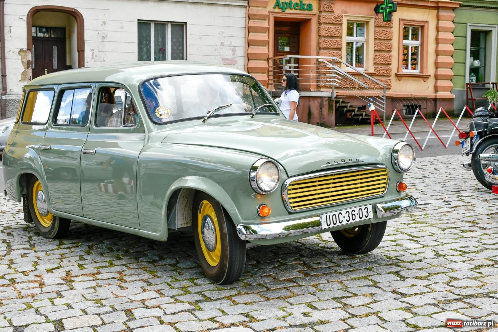 Zdjęcie w galerii na portalu naszraciborz.pl: Historia motoryzacji na krzanowickim ryneczku [FOTO i WIDEO] wiadomości z regionu