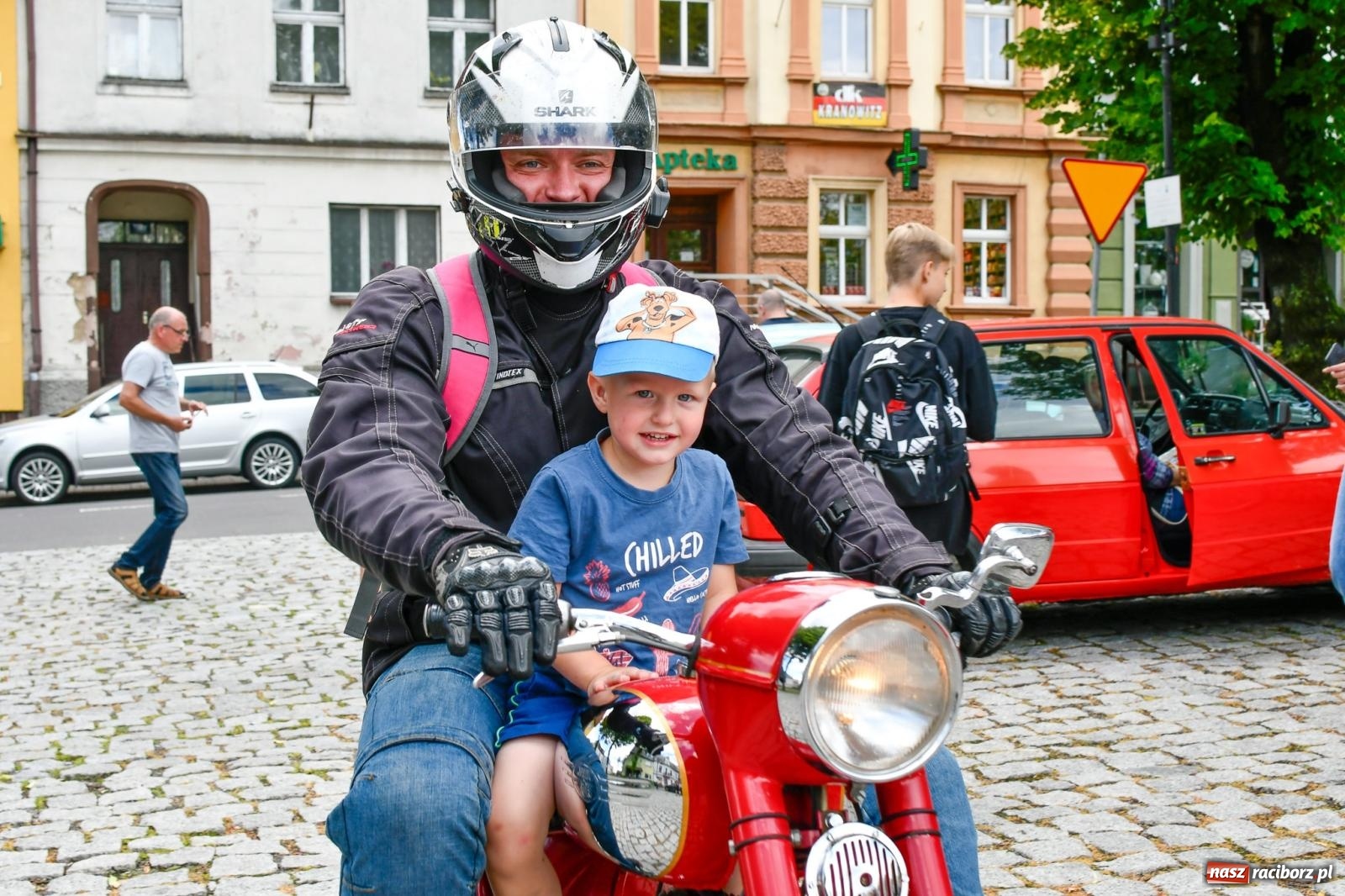 Zdjęcie w galerii na portalu naszraciborz.pl: Historia motoryzacji na krzanowickim ryneczku [FOTO i WIDEO] wiadomości z regionu