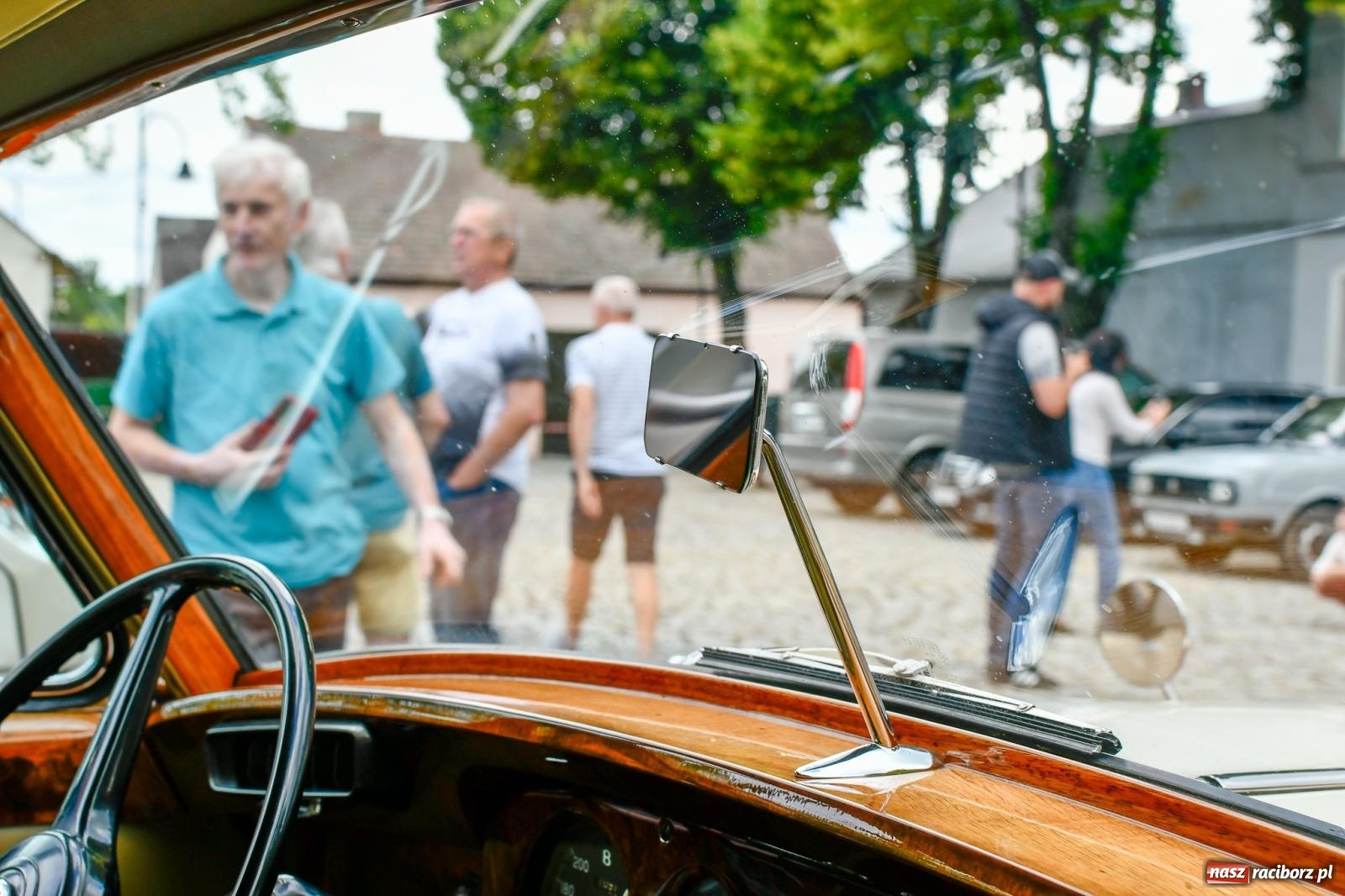 Zdjęcie w galerii na portalu naszraciborz.pl: Historia motoryzacji na krzanowickim ryneczku [FOTO i WIDEO] wiadomości z regionu