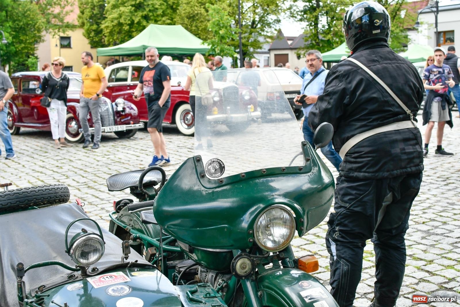 Zdjęcie w galerii na portalu naszraciborz.pl: Historia motoryzacji na krzanowickim ryneczku [FOTO i WIDEO] wiadomości z regionu
