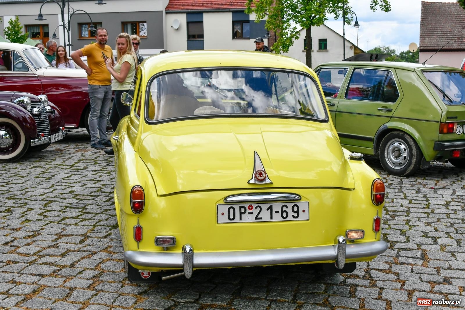Zdjęcie w galerii na portalu naszraciborz.pl: Historia motoryzacji na krzanowickim ryneczku [FOTO i WIDEO] wiadomości z regionu