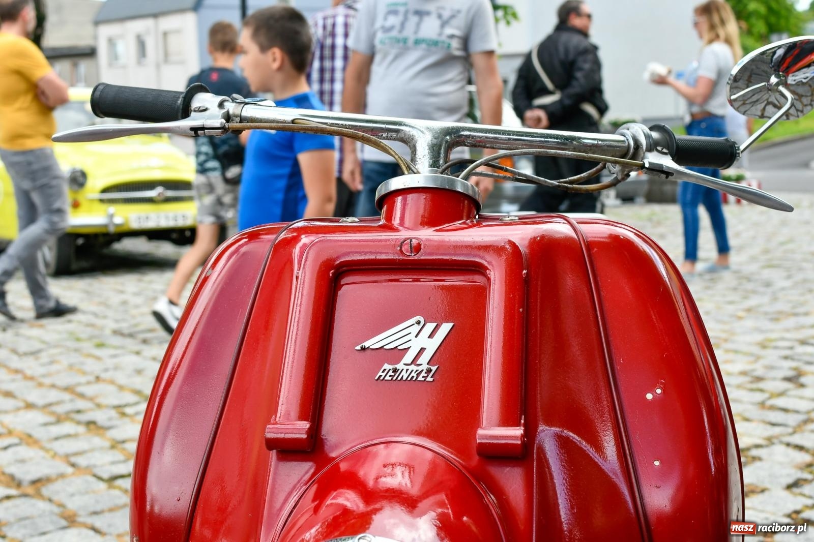 Zdjęcie w galerii na portalu naszraciborz.pl: Historia motoryzacji na krzanowickim ryneczku [FOTO i WIDEO] wiadomości z regionu