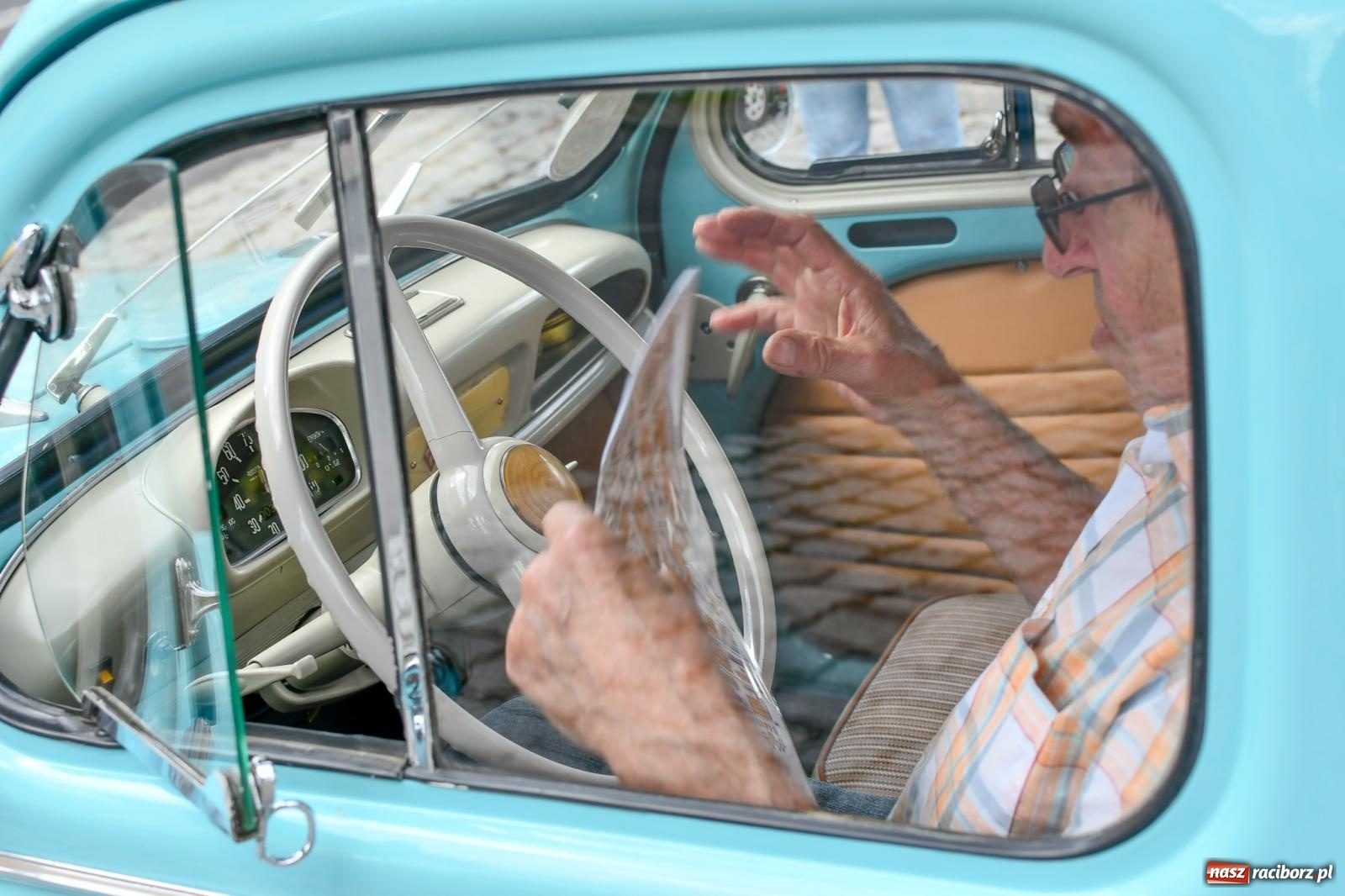 Zdjęcie w galerii na portalu naszraciborz.pl: Historia motoryzacji na krzanowickim ryneczku [FOTO i WIDEO] wiadomości z regionu