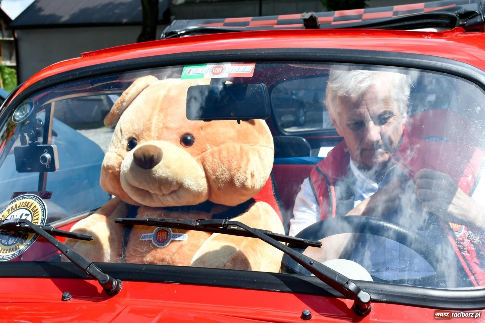 Zdjęcie w galerii na portalu naszraciborz.pl: Historia motoryzacji na krzanowickim ryneczku [FOTO i WIDEO] wiadomości z regionu