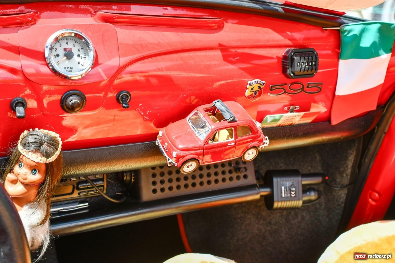 Zdjęcie w galerii na portalu naszraciborz.pl: Historia motoryzacji na krzanowickim ryneczku [FOTO i WIDEO] wiadomości z regionu