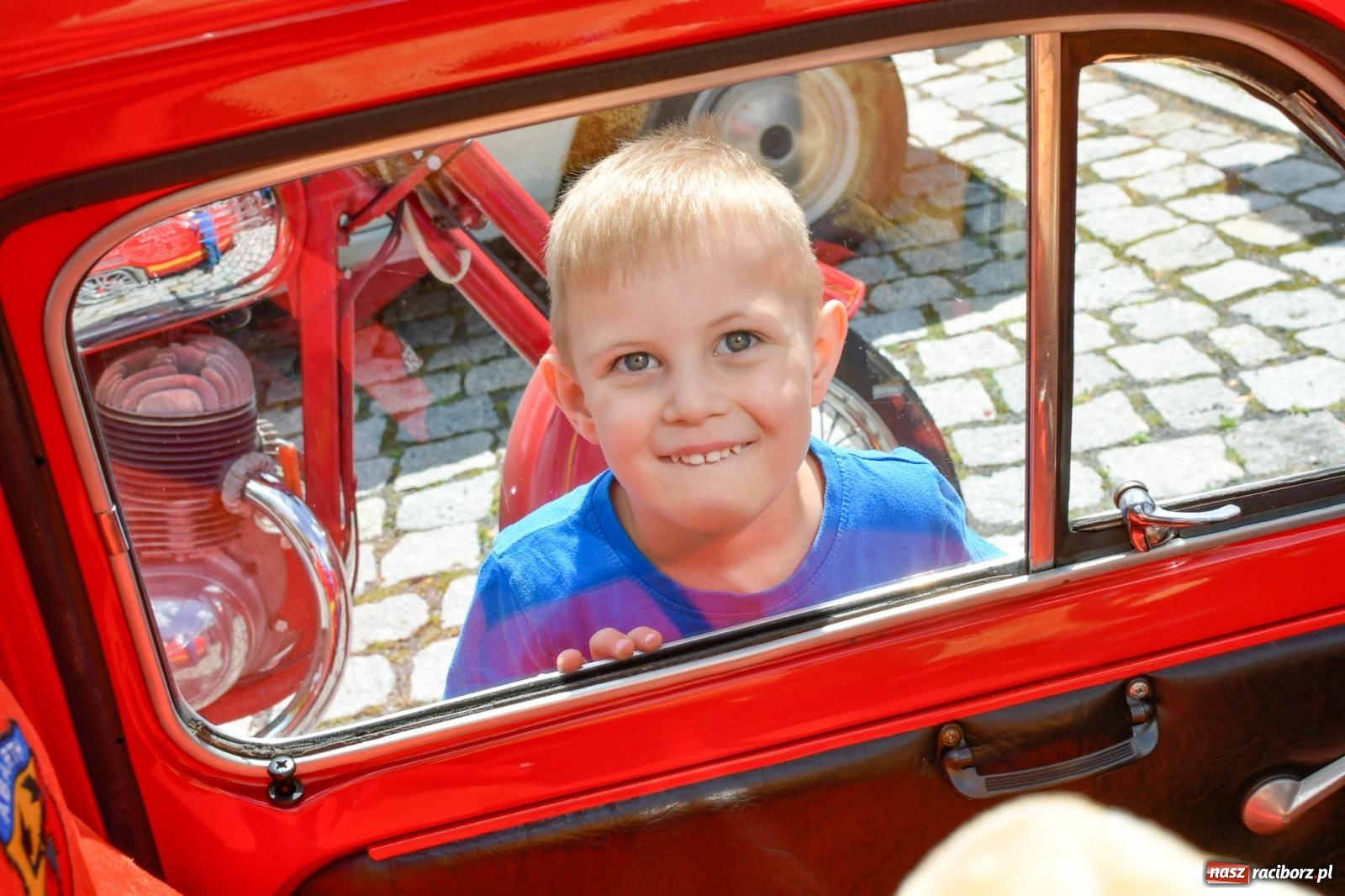 Zdjęcie w galerii na portalu naszraciborz.pl: Historia motoryzacji na krzanowickim ryneczku [FOTO i WIDEO] wiadomości z regionu