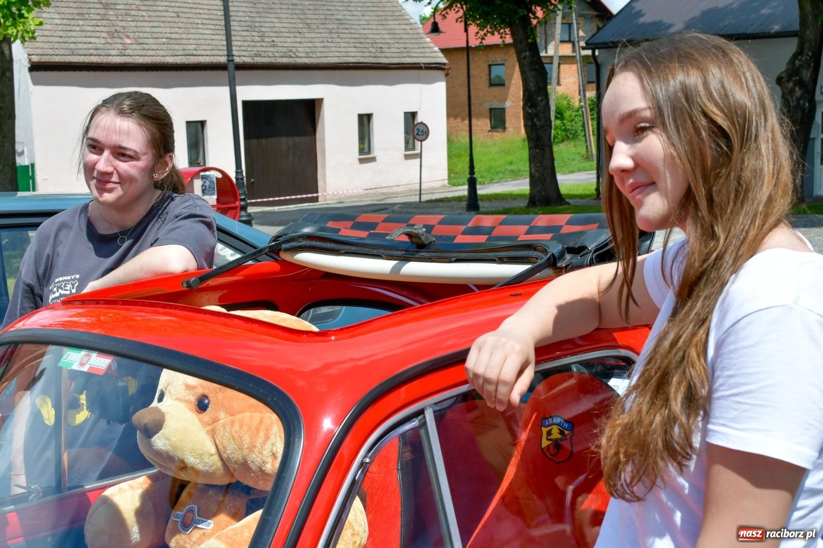 Zdjęcie w galerii na portalu naszraciborz.pl: Historia motoryzacji na krzanowickim ryneczku [FOTO i WIDEO] wiadomości z regionu