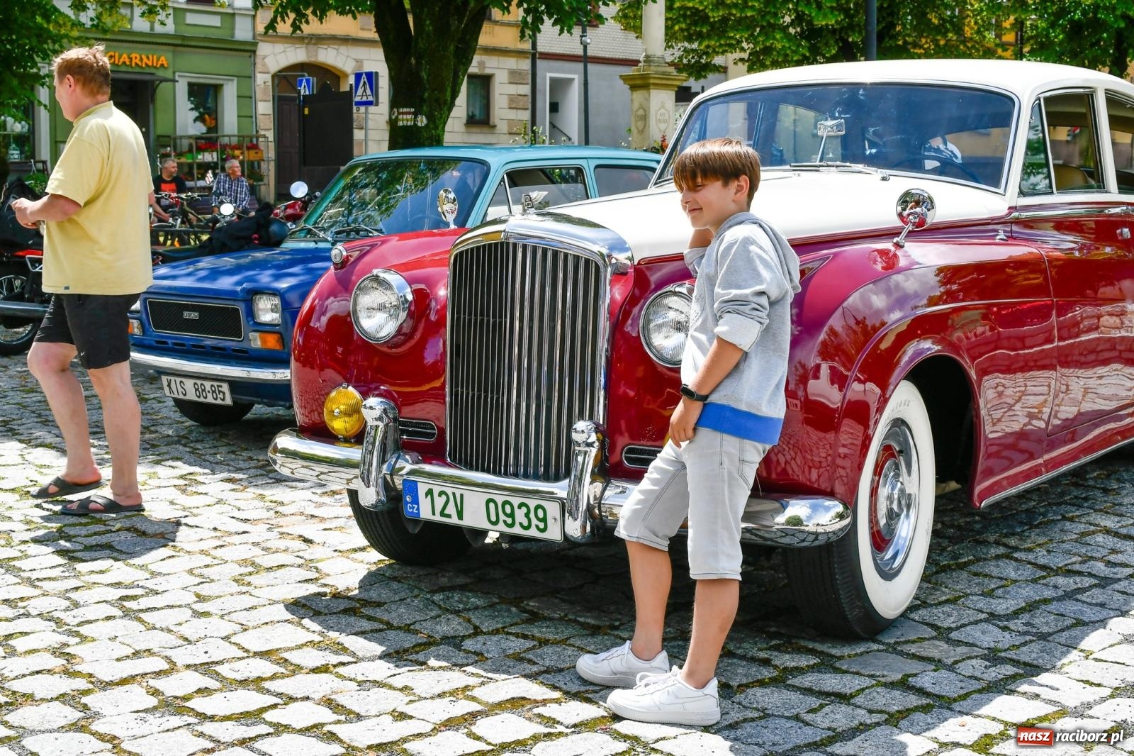 Zdjęcie w galerii na portalu naszraciborz.pl: Historia motoryzacji na krzanowickim ryneczku [FOTO i WIDEO] wiadomości z regionu